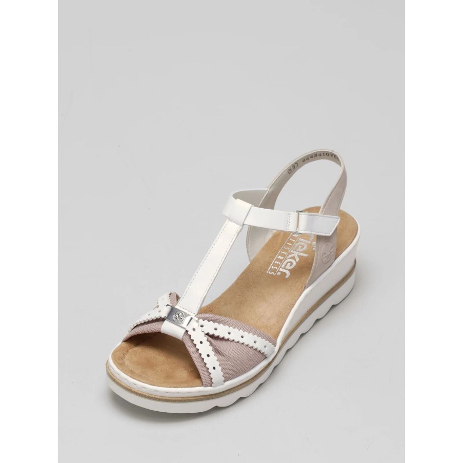 レーザーカットのディテールをあしらったピンクの Rieker サンダル